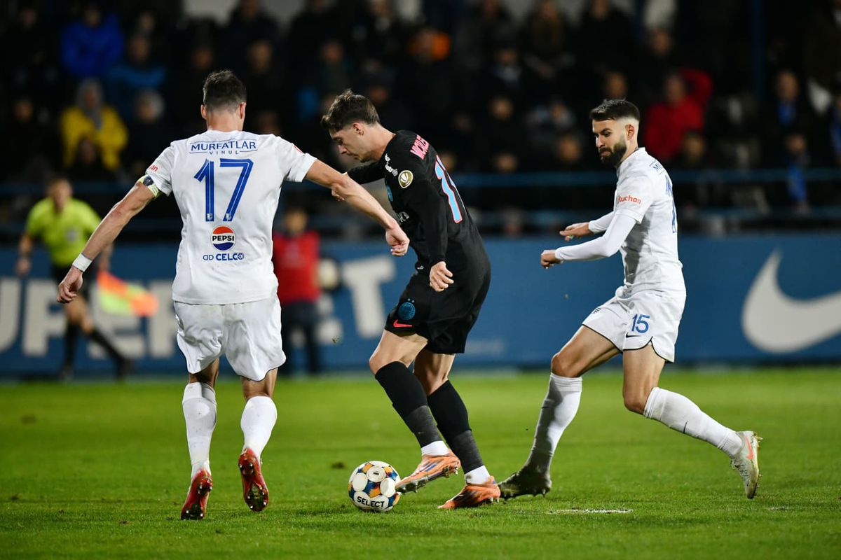 Erori în lanț » David Miculescu a înscris în Farul - FCSB după o fază încâlcită