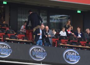 Detaliile care sparg tiparele într-o zi de meci pe stadionul bogaților din Eindhoven » Strict interzis, dar prezent peste tot! Ținute de gală și un eveniment istoric
