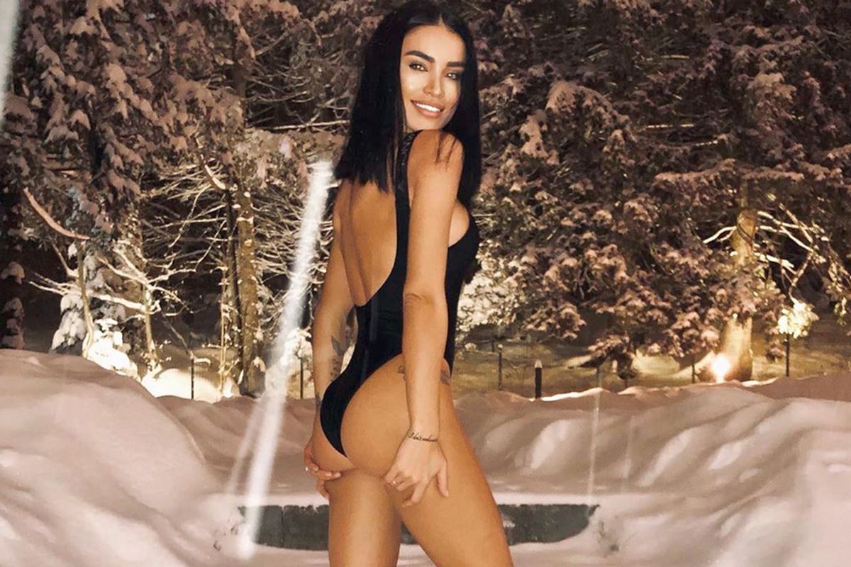 GALERIE FOTO Adelina Pestriţu a ieșit în costum de baie, la -5 grade, din hotelul din Poiană: „Mi-a văzut cineva paltonul?”