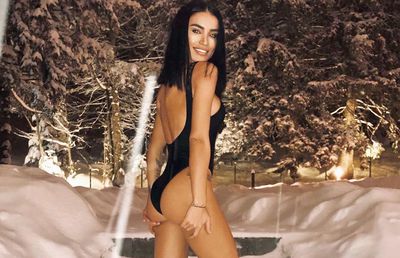 GALERIE FOTO Adelina Pestriţu a ieșit în costum de baie, la -5 grade, din hotelul din Poiană: „Mi-a văzut cineva paltonul?”