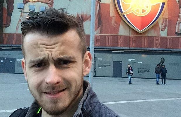 Un fotbalist și-a pierdut vederea la un ochi! Ce s-a întâmplat după ce a intrat în duș cu lentilele de contact