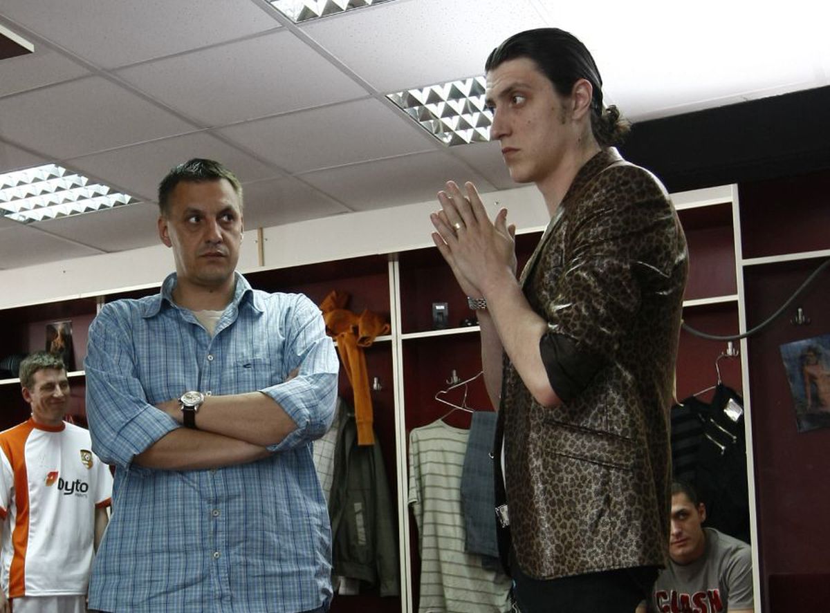 VIDEO Bișniță, băutură și manele » Vedetele din Las Fierbinți, fotbaliști pentru o zi! Imagini de colecție cu Firicel și Giani