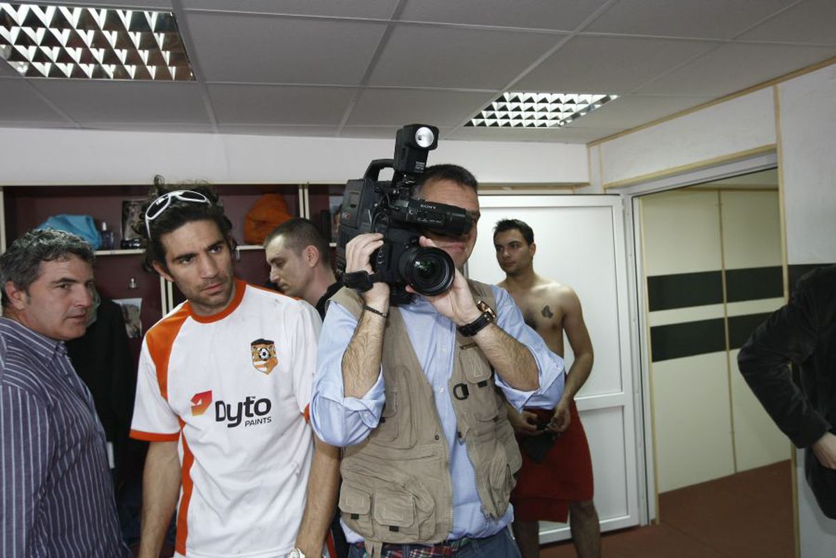 VIDEO+FOTO Bișniță, băutură și manele » Vedetele din Las Fierbinți, fotbaliști pentru o zi! Imagini de colecție cu Firicel și Giani