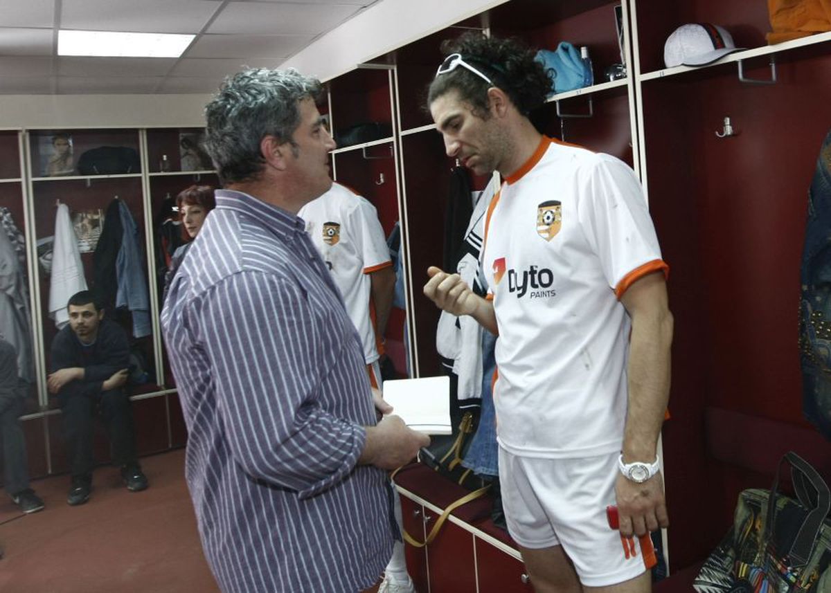 VIDEO+FOTO Bișniță, băutură și manele » Vedetele din Las Fierbinți, fotbaliști pentru o zi! Imagini de colecție cu Firicel și Giani