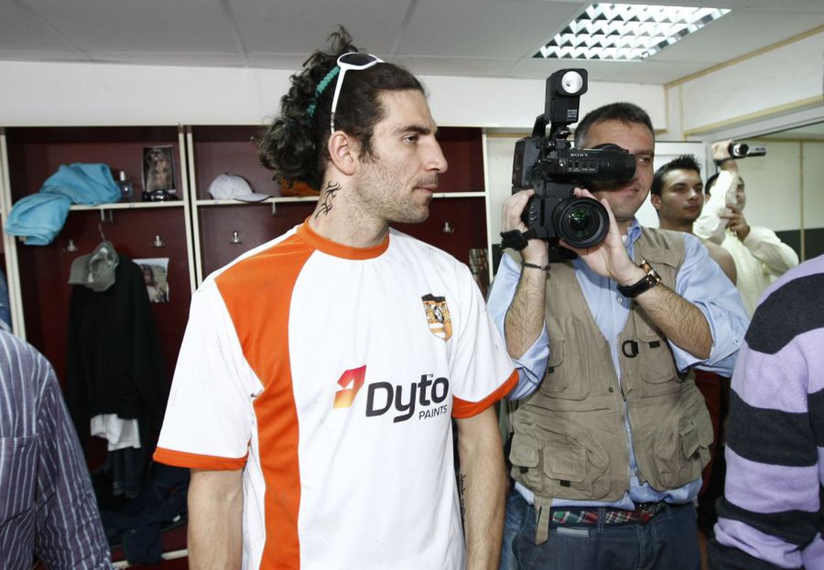 VIDEO Bișniță, băutură și manele » Vedetele din Las Fierbinți, fotbaliști pentru o zi! Imagini de colecție cu Firicel și Giani