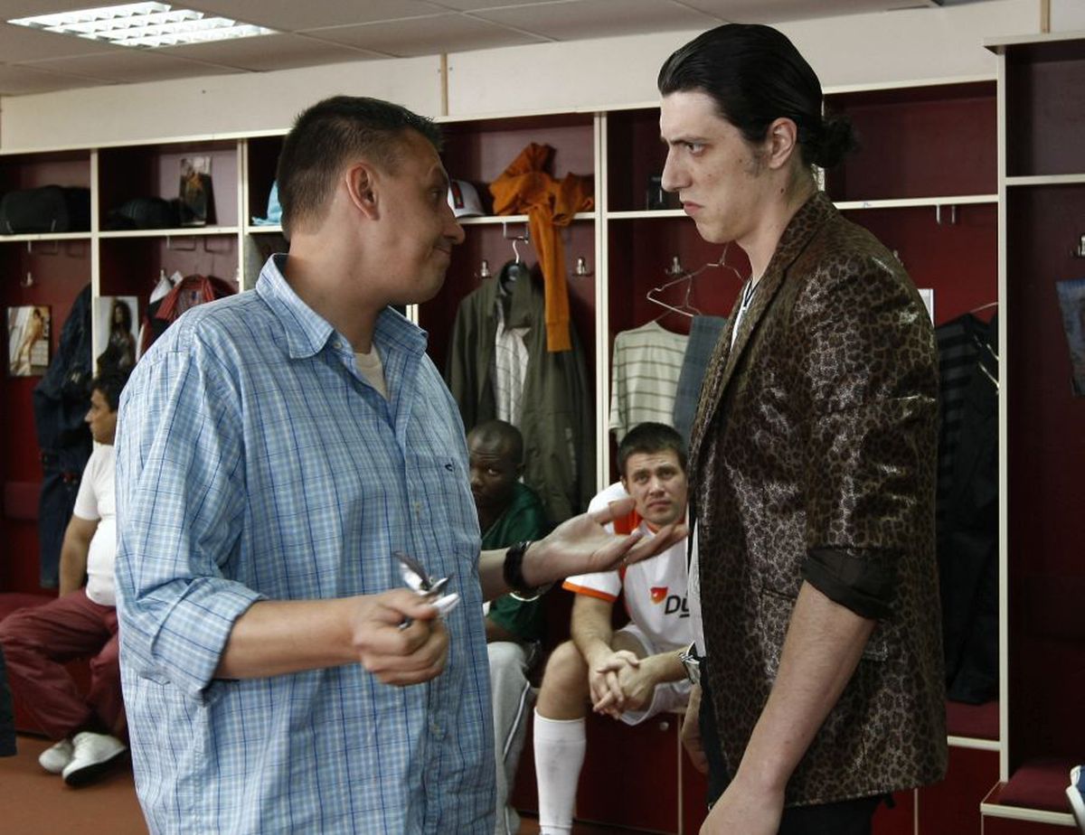 VIDEO+FOTO Bișniță, băutură și manele » Vedetele din Las Fierbinți, fotbaliști pentru o zi! Imagini de colecție cu Firicel și Giani