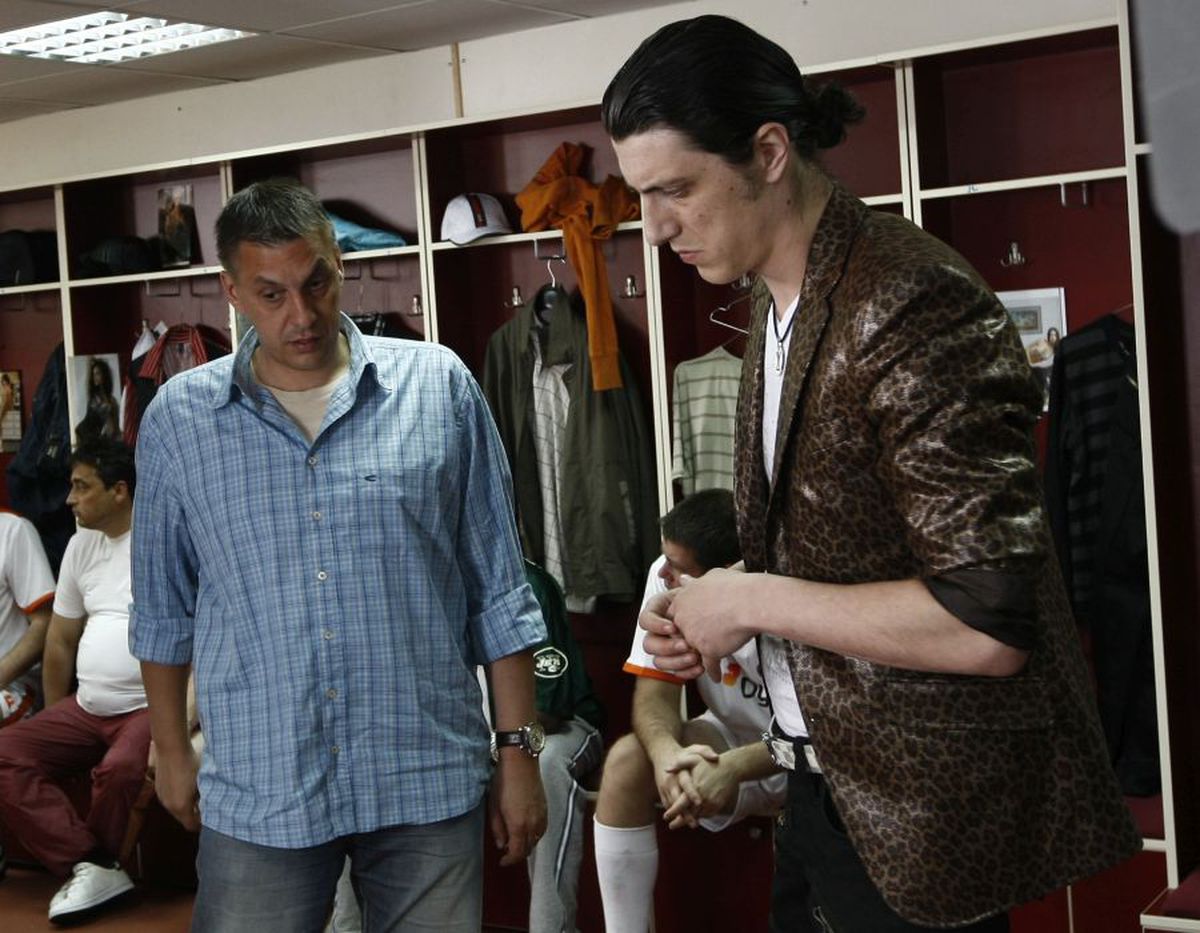 VIDEO Bișniță, băutură și manele » Vedetele din Las Fierbinți, fotbaliști pentru o zi! Imagini de colecție cu Firicel și Giani