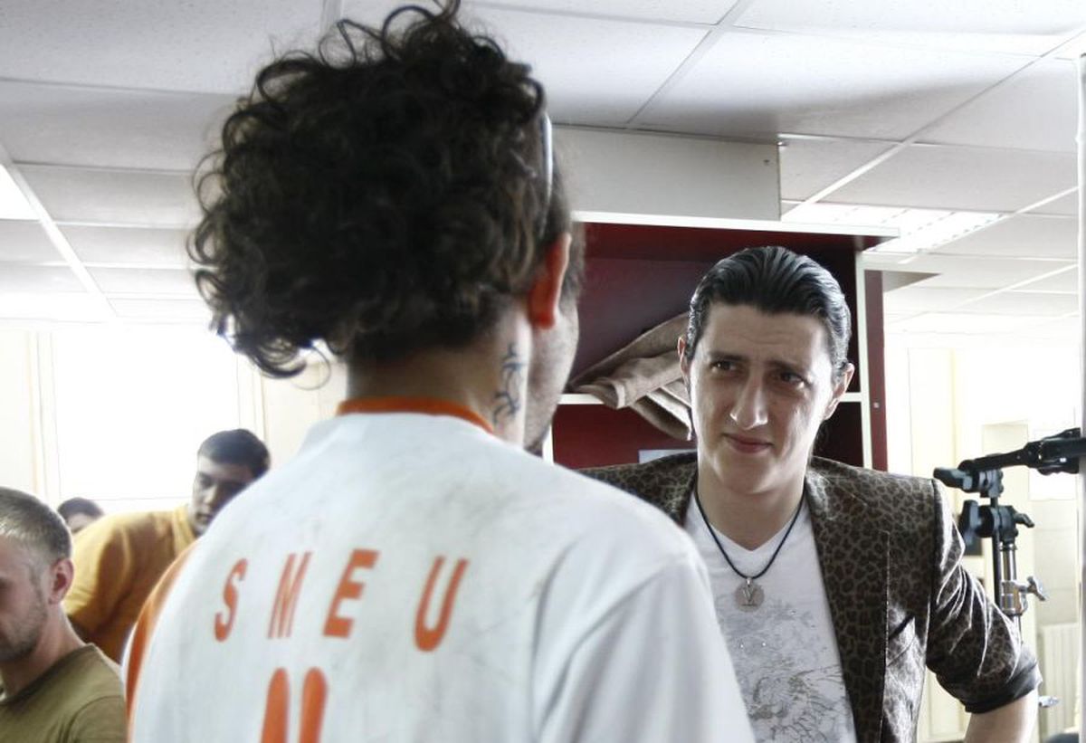 VIDEO Bișniță, băutură și manele » Vedetele din Las Fierbinți, fotbaliști pentru o zi! Imagini de colecție cu Firicel și Giani