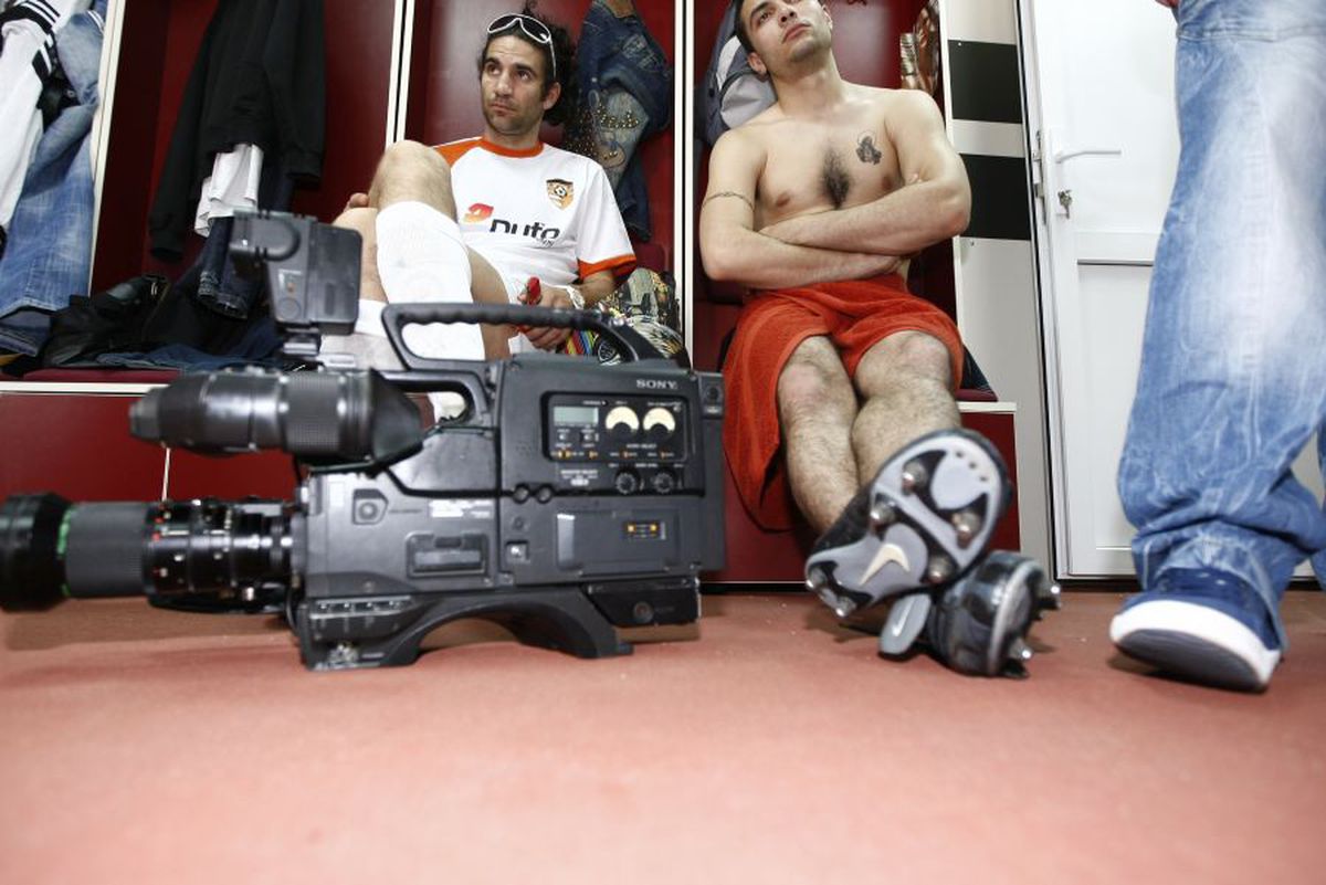 VIDEO+FOTO Bișniță, băutură și manele » Vedetele din Las Fierbinți, fotbaliști pentru o zi! Imagini de colecție cu Firicel și Giani