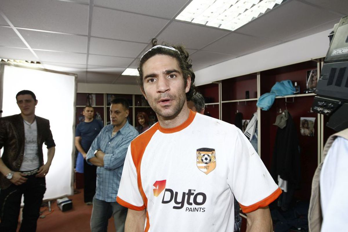 VIDEO+FOTO Bișniță, băutură și manele » Vedetele din Las Fierbinți, fotbaliști pentru o zi! Imagini de colecție cu Firicel și Giani