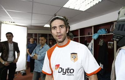 VIDEO+FOTO Bișniță, băutură și manele » Vedetele din Las Fierbinți, fotbaliști pentru o zi! Imagini de colecție cu Firicel și Giani