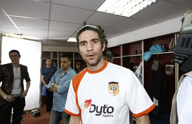 VIDEO+FOTO Bișniță, băutură și manele » Vedetele din Las Fierbinți, fotbaliști pentru o zi! Imagini de colecție cu Firicel și Giani