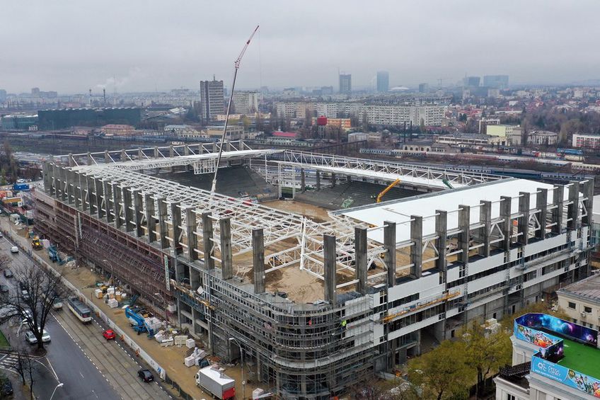 Stadionul din Giulești este tot mai aproape de finalizare. Structura metalică de rezistență a acoperișului este aproape finalizată, în ciuda ritmului mai scăzut de lucru din perioada sărbătorilor.