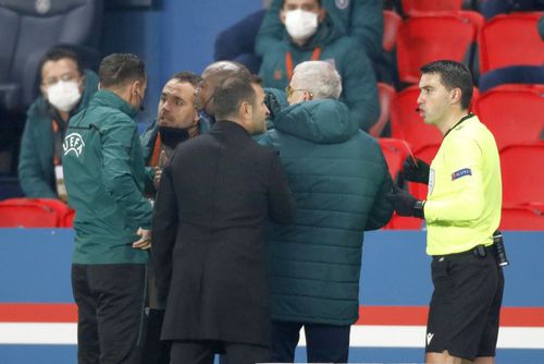 Okan Buruk (palton negru), la PSG - Istanbul Basaksehir // foto: Reuters