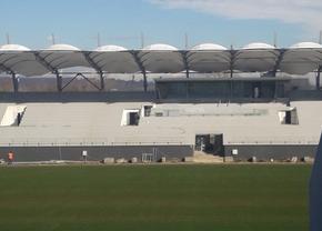 Probleme cu copertina » Problemele la noul stadion din Târgoviște par fără sfârșit