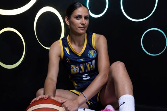 Miljana Dzombeta pozând alături de amica ei, mingea, într-o ședință foto