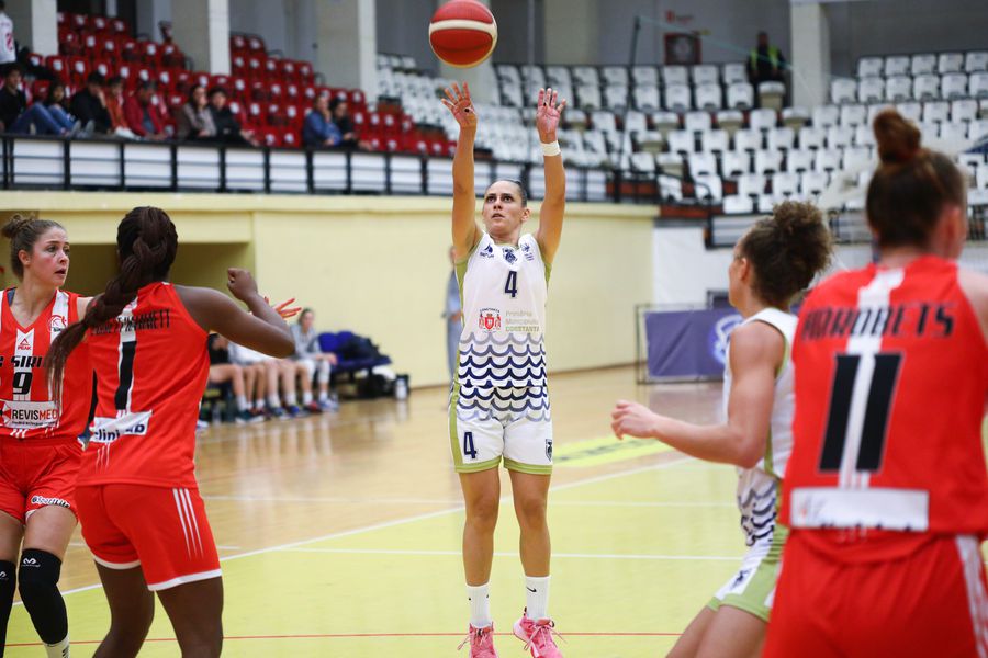 Pregătită să arunce la coș într-o partidă a echipei de club, CSM Constanța Bosniaca Miljana Dzombeta, conducătorul de joc de la CSM Constanța, vorbește despre experiența din România: „Mă simt ca acasă”