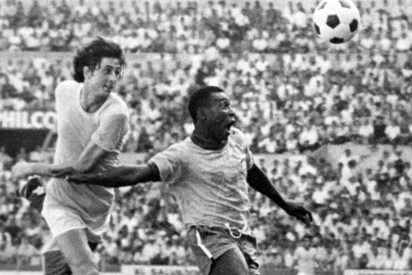Duel fantastic în Mexic '70 la Brazilia - România: Cornel Dinu versus Pele. Foto: AFP