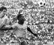 Duel fantastic în Mexic '70 la Brazilia - România: Cornel Dinu versus Pele. Foto: AFP
