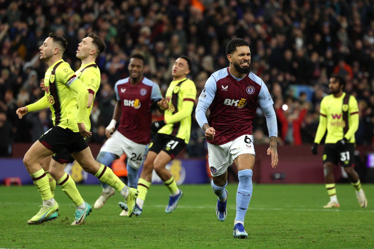 Aston Villa a câștigat cu penalty în minutul 89 și a egalat-o pe Liverpool, liderul din Premier League!