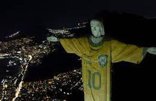 Celebra statuie Hristos Mântuitorul din Rio, îmbrăcată cu tricoul lui Pele! Omagiu la un an de la moartea legendei