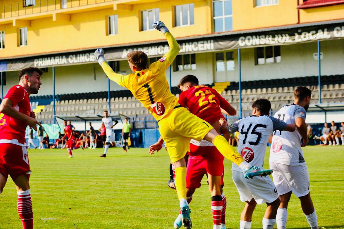 Cine e Codruț Sandu, portarul în care Rapid își pune speranțele: competitiv la atletism, are 1,91m la 17 ani!