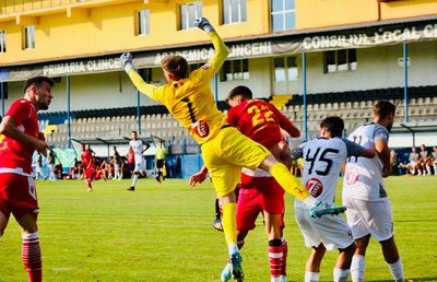 Cine e Codruț Sandu, portarul în care Rapid își pune speranțele: competitiv la atletism, are 1,91m la 17 ani!