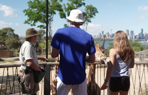 Maria Sakkari și Stefanos Tsitsipas au hrănit girafe la Grădina Zoologică Taronga din Sydney