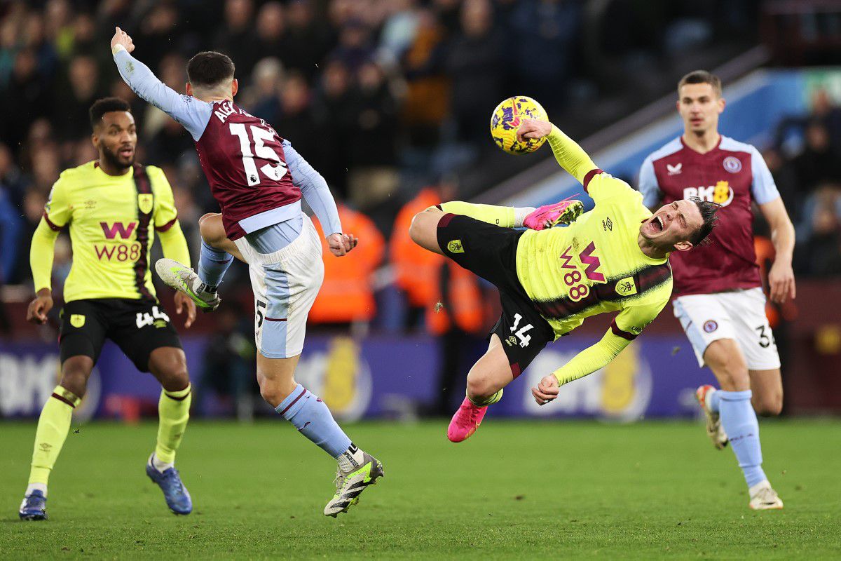 Aston Villa a câștigat cu penalty în minutul 89 și a egalat-o pe Liverpool, liderul din Premier League!