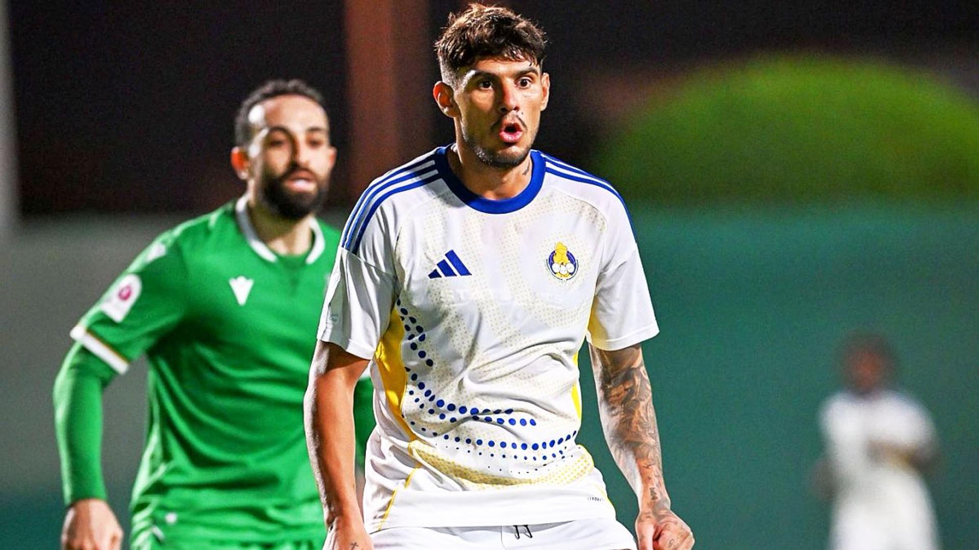 Florinel Coman gol pentru Al-Gharafa Qatar după un dribling precis al adversarului și șut pe lângă portar și fundaș în meciul din 2026. | sursa foto: Gazeta Sporturilor
