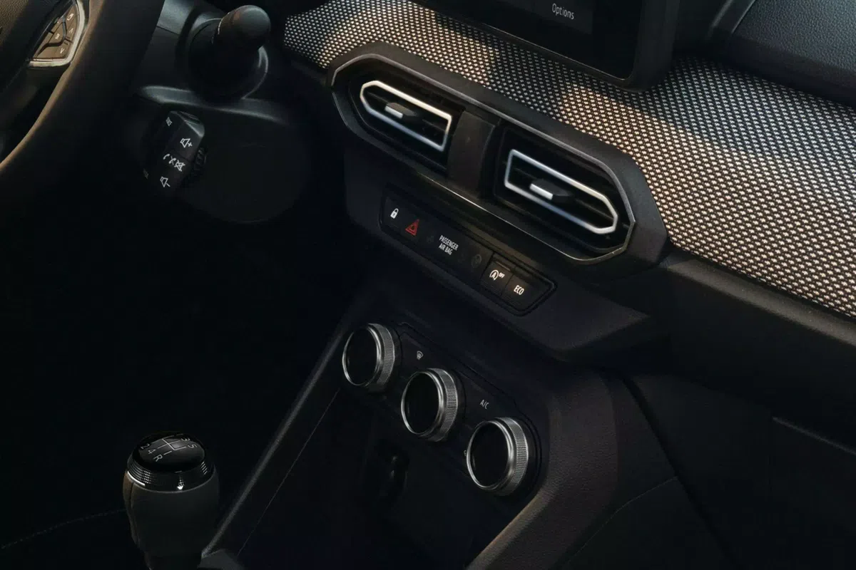 Românii au văzut prețul noului model Dacia și au reacționat dur: „Cum să coste atât? Iau Passat și mai rămân cu bani”