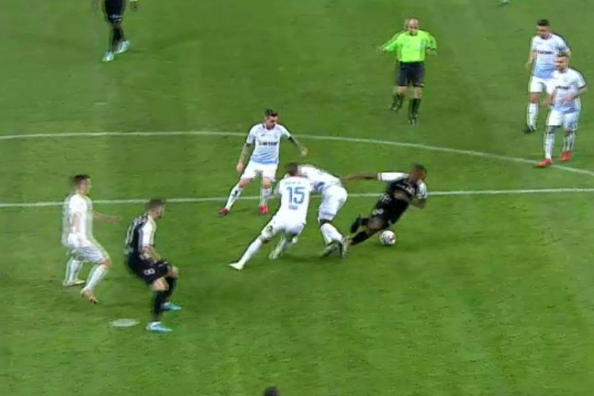 CRAIOVA  - GAZ METAN 3-1 // FOTO Cele două faze care au aprins prima repriză din Bănie » Marius Avram și deciziile cu care i-a enervat pe olteni