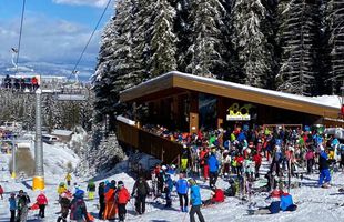 VIDEO Care pandemie? Imagini ULUITOARE din Bansko, Bulgaria: mii de români au năvălit pe pârtie, fără niciun fel de distanțare!