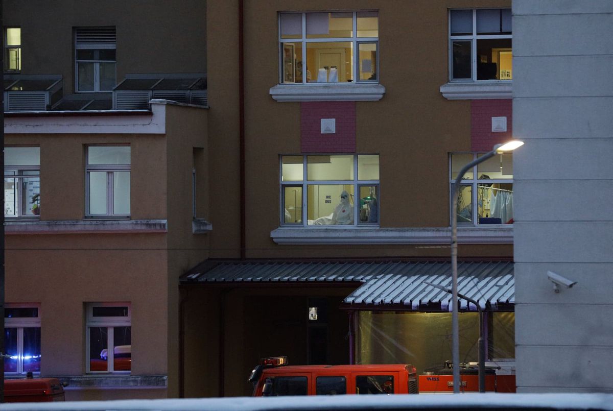 Rică Răducanu a fost internat în salonul de la „Matei Balș” care a luat foc » Soția lui se afla în spital în momentul incendiului: „Bine că a scăpat!”