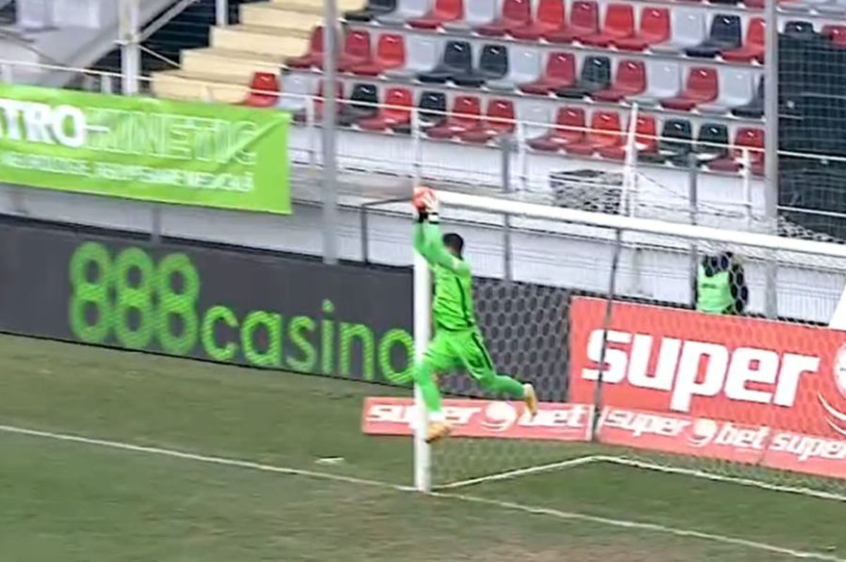 FOTO Nu se dezminte! Constantin Budescu, aproape de un golazo de la peste 50 de metri în Astra - Viitorul » Ce a pățit portarul