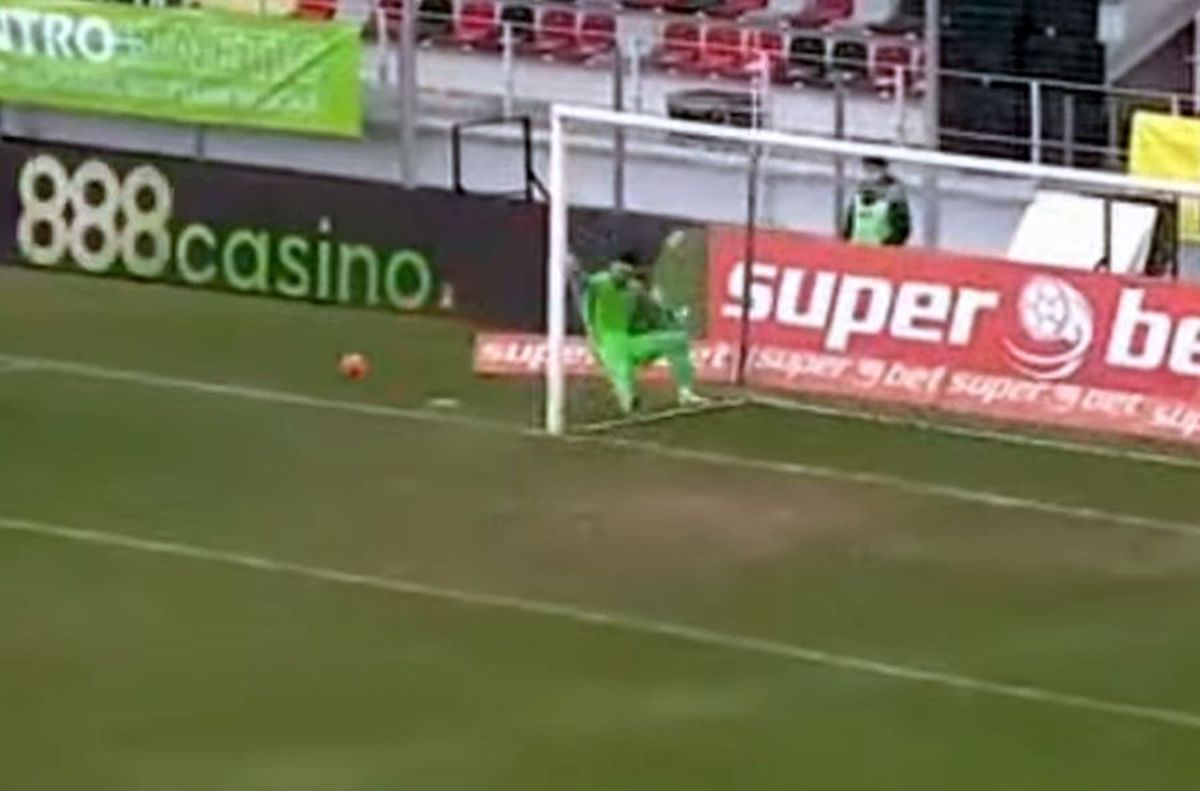 FOTO Nu se dezminte! Constantin Budescu, aproape de un golazo de la peste 50 de metri în Astra - Viitorul » Ce a pățit portarul