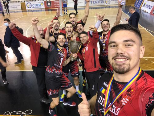 Selfie alb-roșu cu Cupa României FOTO Facebook Dinamo