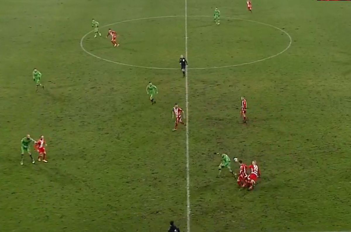 FOTO Cât de prost a fost gazonul de pe noul „Francisc Neuman”? » Arbitrul Popa, alunecare de manual în UTA - Dinamo :)