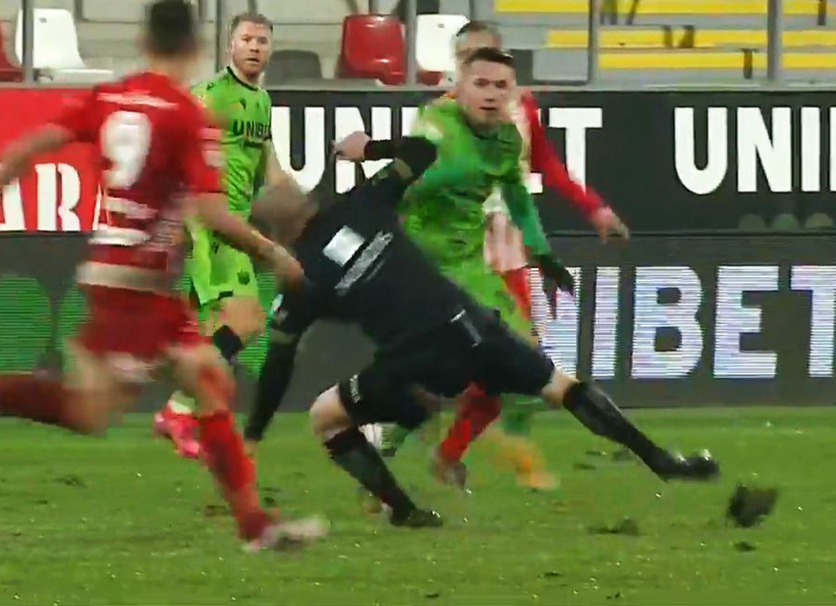 FOTO Cât de prost a fost gazonul de pe noul „Francisc Neuman”? » Arbitrul Popa, alunecare de manual în UTA - Dinamo :)