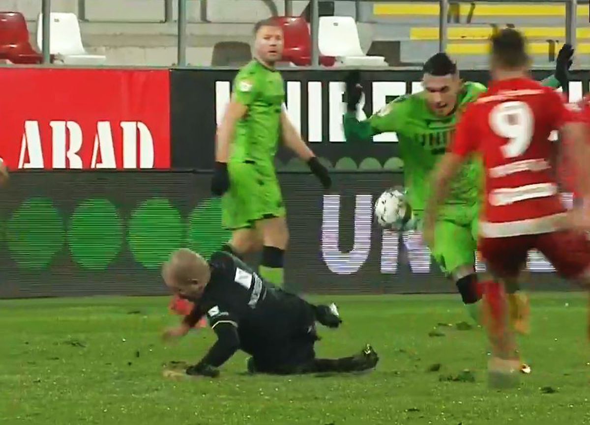 FOTO Cât de prost a fost gazonul de pe noul „Francisc Neuman”? » Arbitrul Popa, alunecare de manual în UTA - Dinamo :)