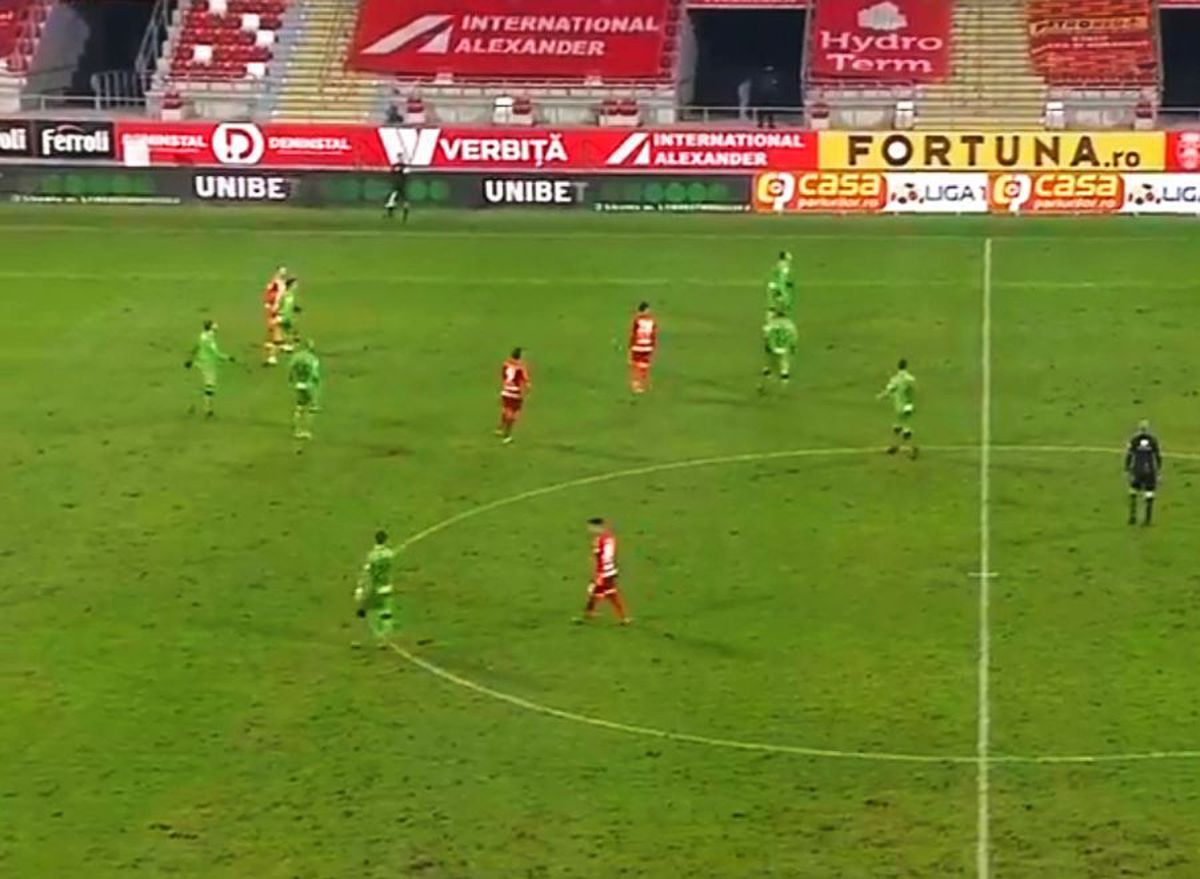 FOTO Cât de prost a fost gazonul de pe noul „Francisc Neuman”? » Arbitrul Popa, alunecare de manual în UTA - Dinamo :)