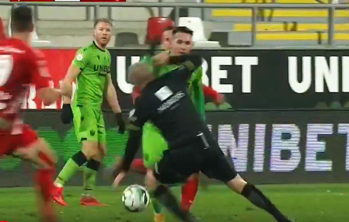 FOTO Cât de prost a fost gazonul de pe noul „Francisc Neuman”? » Arbitrul Popa, alunecare de manual în UTA - Dinamo :)