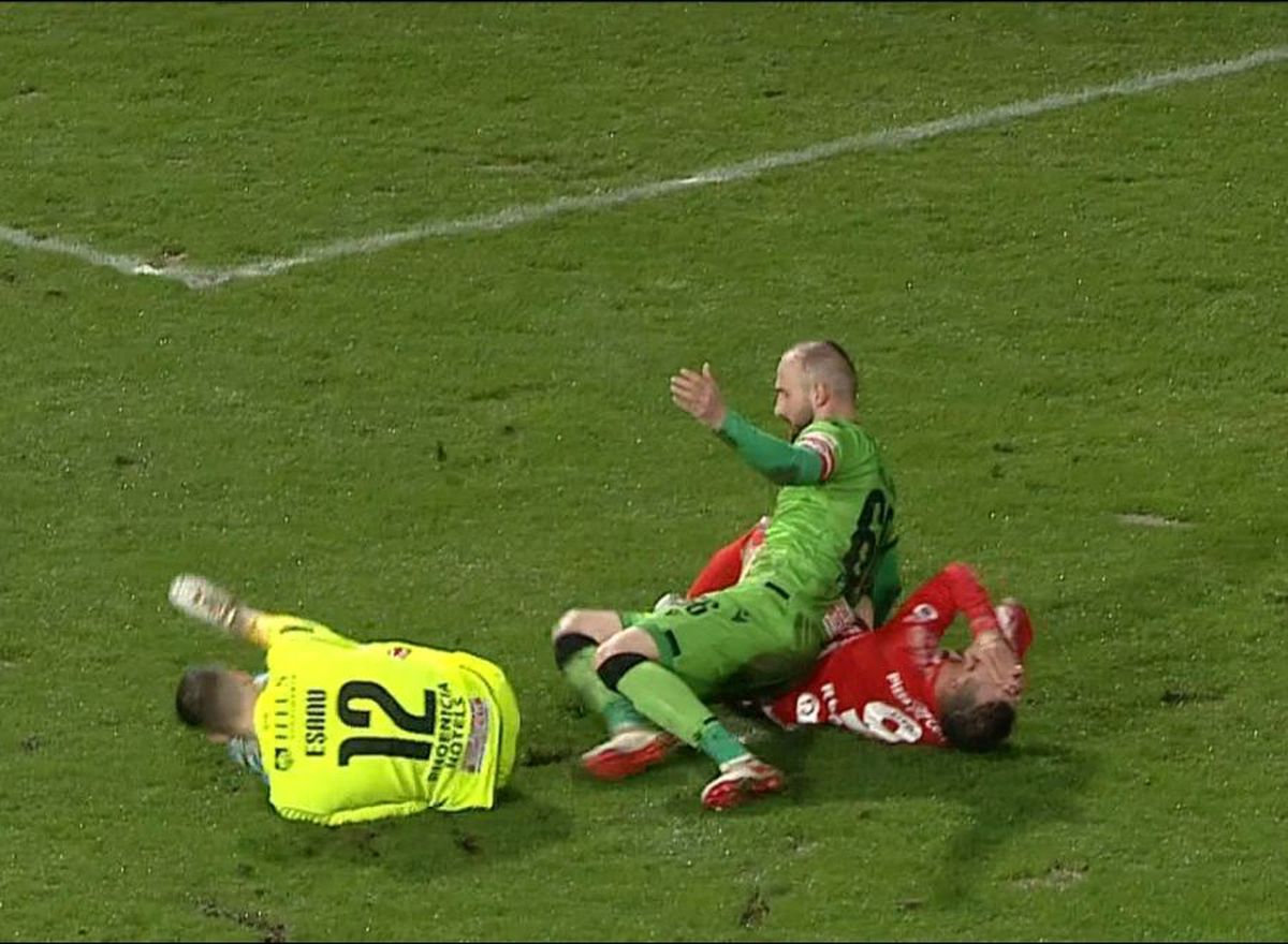 FOTO Cât de prost a fost gazonul de pe noul „Francisc Neuman”? » Arbitrul Popa, alunecare de manual în UTA - Dinamo :)