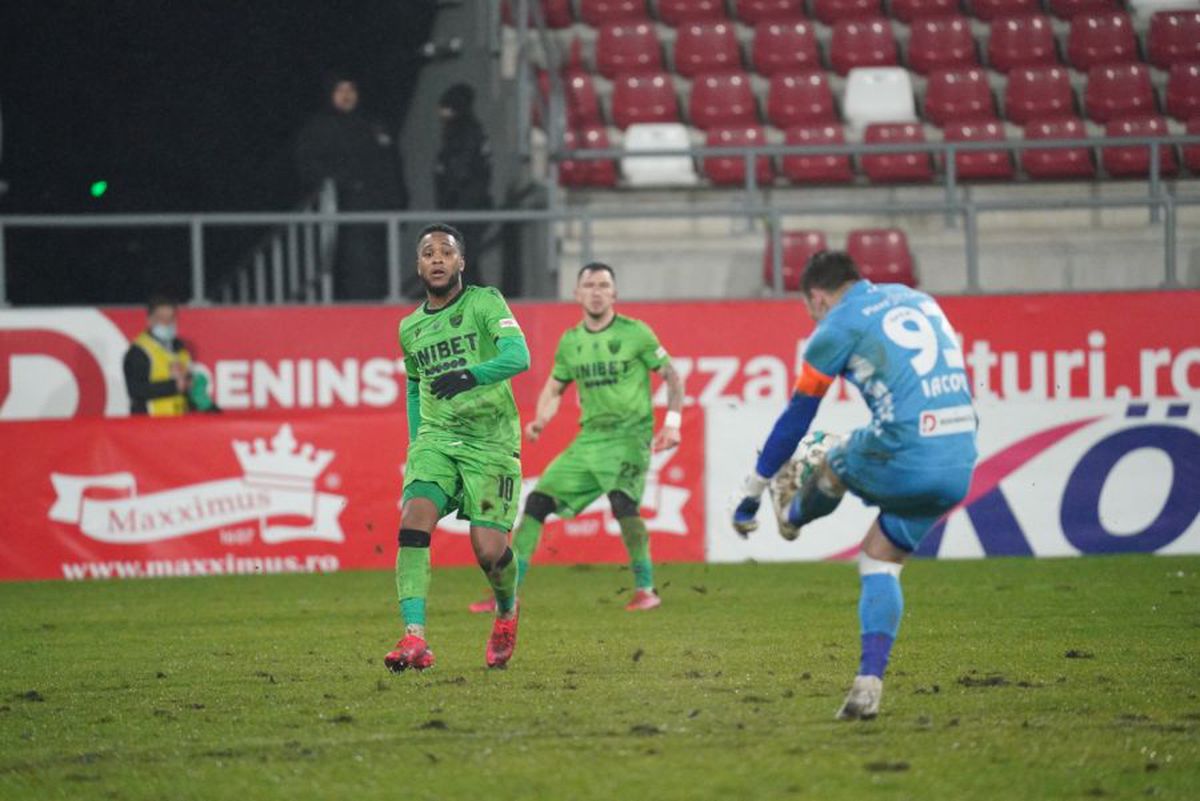 FOTO+VIDEO. UTA - Dinamo 0-1 » Victorie în mocirla arădeană și „câinii” prind idei de play-off. Două penalty-uri ratate de „central”. Clasamentul ACUM