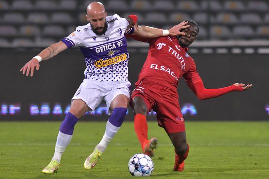 Christopher Braun, dreapta, într-un duel cu Iasmin Latovlevici // foto: Imago Images