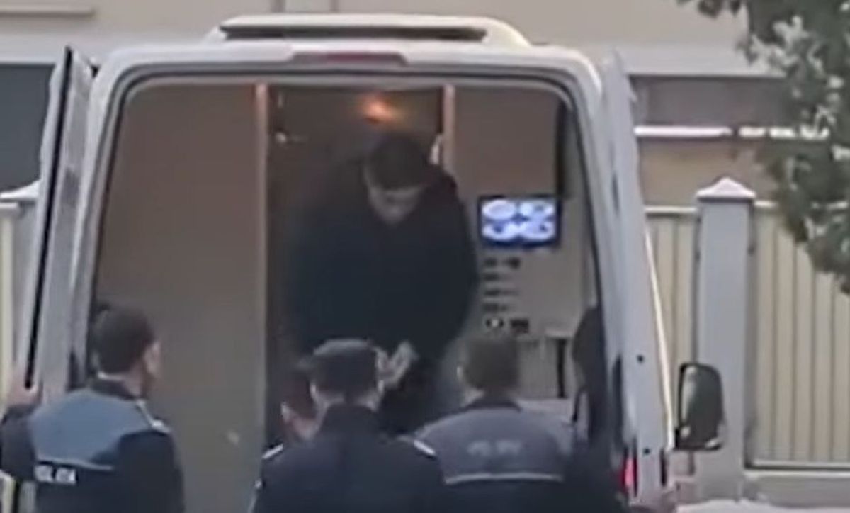 Victor Pițurcă, adus încătușat la DNA