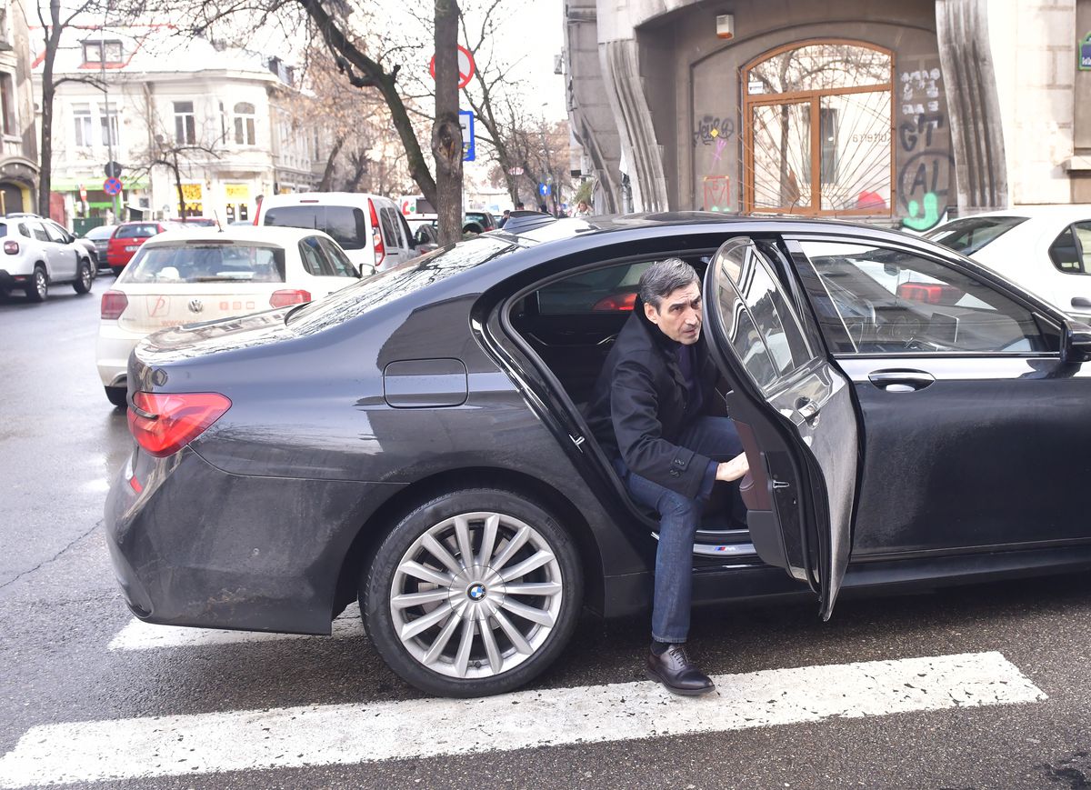 Pițurcă, replică golănească, după ce a fost jignit în serie la intrarea în sediul DNA: „Dacă te dai cu ruj, vorbim!” + Fiul lui, reținut pentru 24 de ore