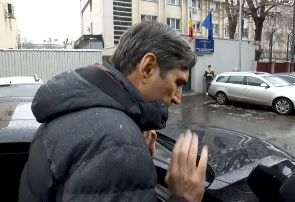 Victor Pițurcă, adus încătușat la DNA