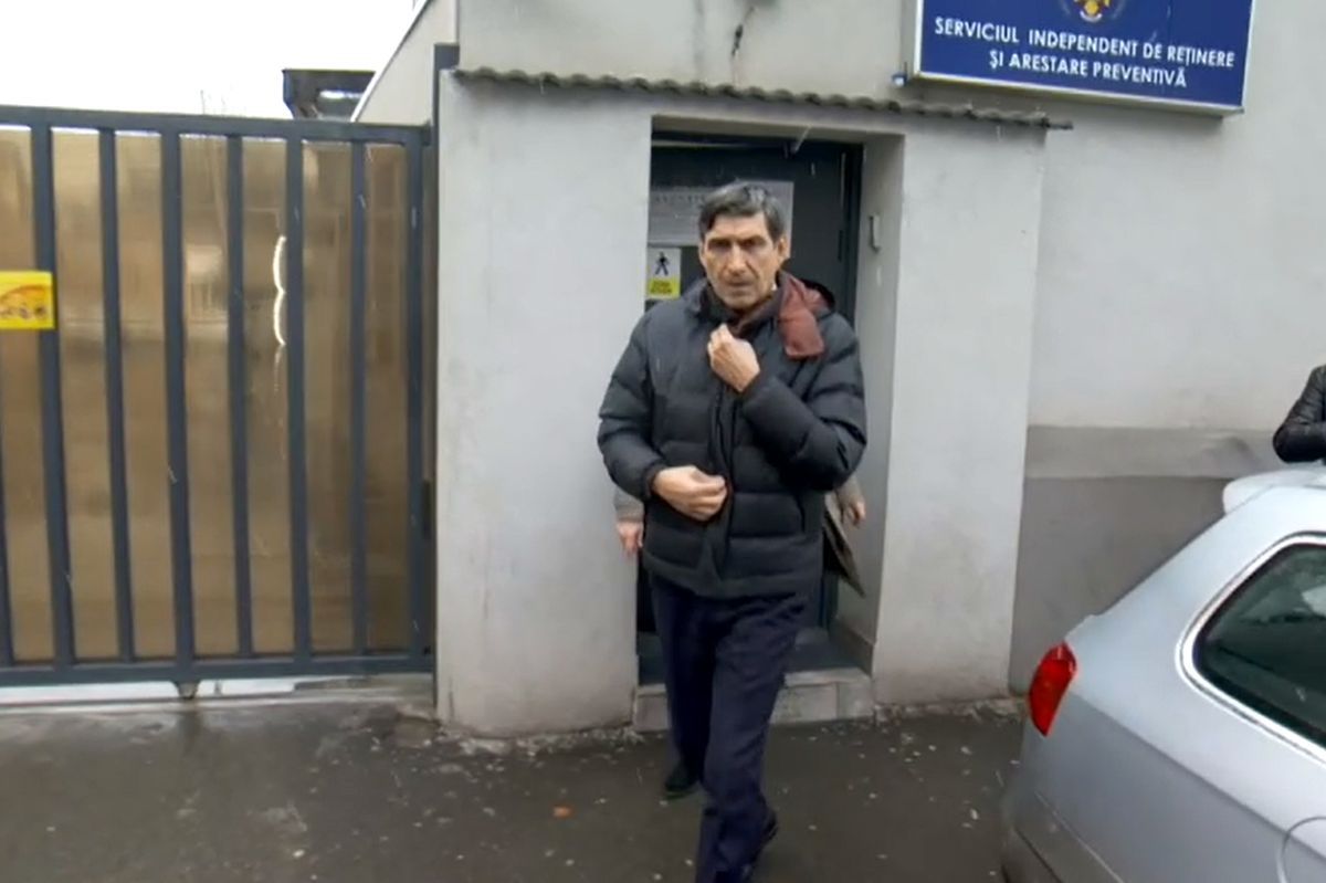 Victor Pițurcă, adus încătușat la DNA
