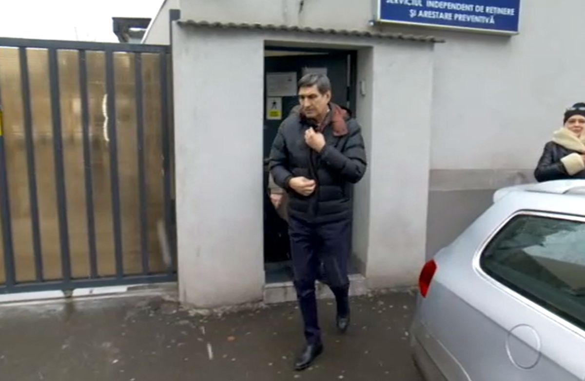 Pițurcă, replică golănească, după ce a fost jignit în serie la intrarea în sediul DNA: „Dacă te dai cu ruj, vorbim!” + Fiul lui, reținut pentru 24 de ore